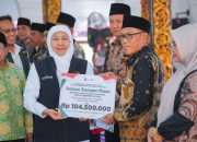 Gubernur Khofifah Salurkan Bantuan dan Zakat Produktif Senilai Rp 24 Miliar, serta Serahkan Santunan Duka untuk 17 Keluarga Korban Meninggal Karena Campak di Sumenep