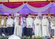 Syukuri 80 Tahun Kemerdekaan RI, Gubernur Khofifah dan Ribuan Masyarakat Jatim Larut Dalam Dzikir, Do’a dan Sholawat Bersama Habib Syech