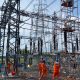Petugas PT. PLN sedang melakukan pengecekan infrastruktur ketenagalistrikan. (Foto: Dok.PLN)
