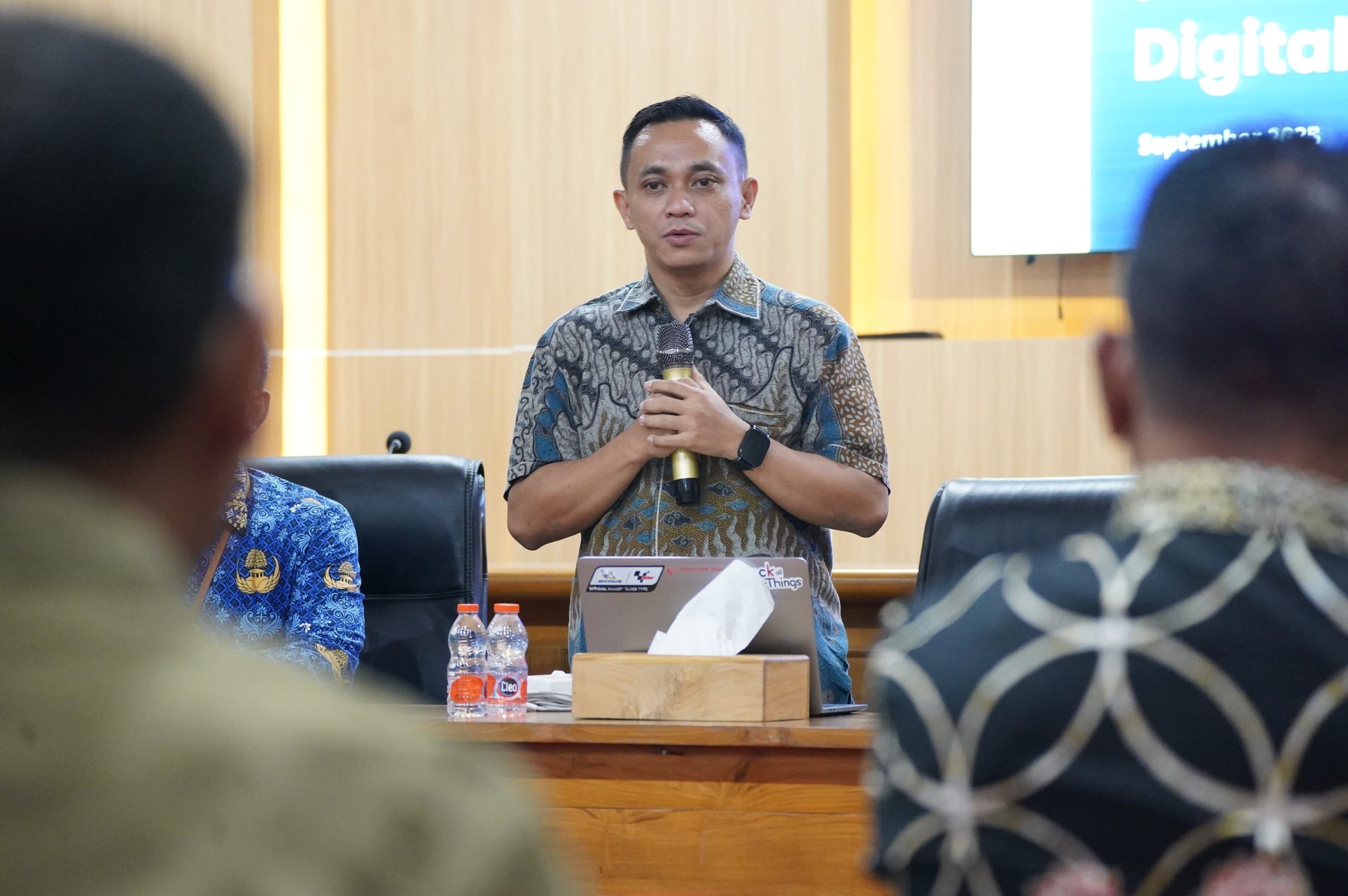 Asisten Deputi Keterpaduan Layanan Digital Nasional Kedeputian Bidang Transformasi Digital Pemerintah KemenPAN-RB, Adi Nugroho dalam Sosialisasi Umum Pelaksanaan Pilot Project Digitalisasi Bantuan Sosial di Banyuwangi, Kamis (17/9/2025).(Foto InfoPublik/Amiri Yandi)