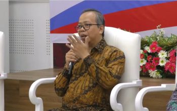 Direktur Informasi Publik Ditjen Komunikasi Publik dan Media (KPM) Kementerian Komunikasi dan Digital (Komdigi), Nursodik Gunarjo, dalam Diskusi Interaktif ‘Masa Depan Bahasa Isyarat: Menuju Ekosistem Komunikasi dan Dunia Kerja yang Inklusif’, di Jakarta, Selasa (26/8/2025). Foto: Istimewa/Youtube Kemenko PMK