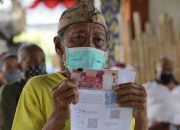 : Ilustrasi warga lansia menerima bantuan sosial dari pemerintah. (Foto: Dok.Kemensos)