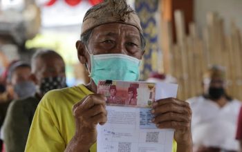 : Ilustrasi warga lansia menerima bantuan sosial dari pemerintah. (Foto: Dok.Kemensos)