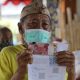 : Ilustrasi warga lansia menerima bantuan sosial dari pemerintah. (Foto: Dok.Kemensos)