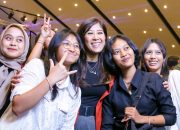 Para Peserta Talkshow Inspiratif bertajuk She-Connects: Perempuan, Digital, dan Aksi Nyata yang digelar Kementerian Komunikasi dan Digital (Kemkomdigi) di Bali, Jumat (10/10/2025) berfoto bersama Menkomdigi Meutya Hafid. (Foto: Bismo Agung/IGID KPM Kemkomdigi)