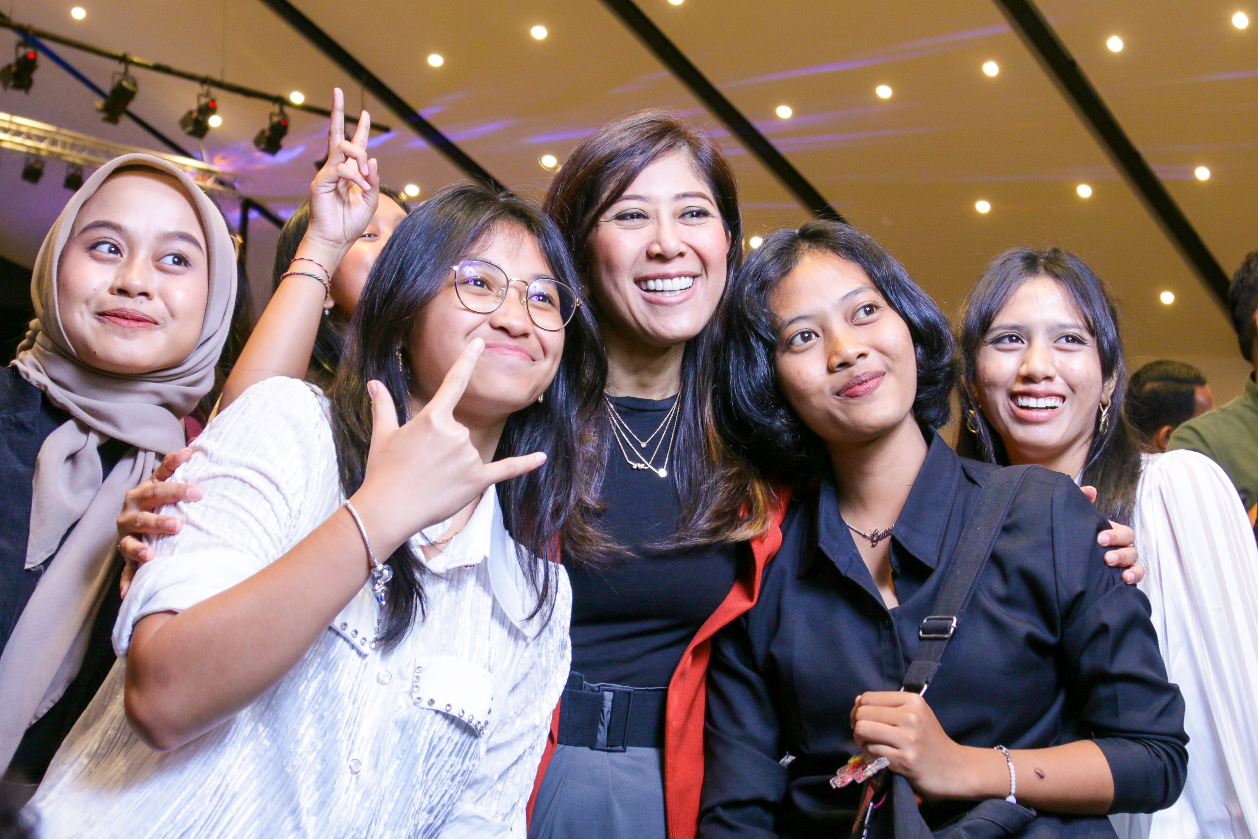 Para Peserta Talkshow Inspiratif bertajuk She-Connects: Perempuan, Digital, dan Aksi Nyata yang digelar Kementerian Komunikasi dan Digital (Kemkomdigi) di Bali, Jumat (10/10/2025) berfoto bersama Menkomdigi Meutya Hafid. (Foto: Bismo Agung/IGID KPM Kemkomdigi)