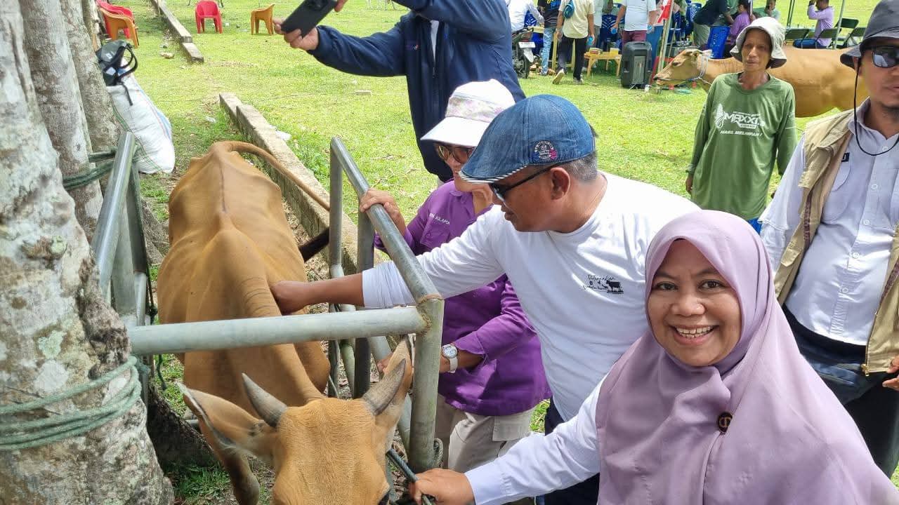 Peringatan Bulan Bakti Peternakan dan Kesehatan Hewan ke-189 Tahun 2025 yang dilaksanakan Dinas Pertanian Provinsi Gorontalo bekerja sama dengan Ikatan Sarjana Peternakan Indonesia (ISPI) di Desa Tohupo, Bongomeme, Kabupaten Gorontalo. (Foto Oman)
