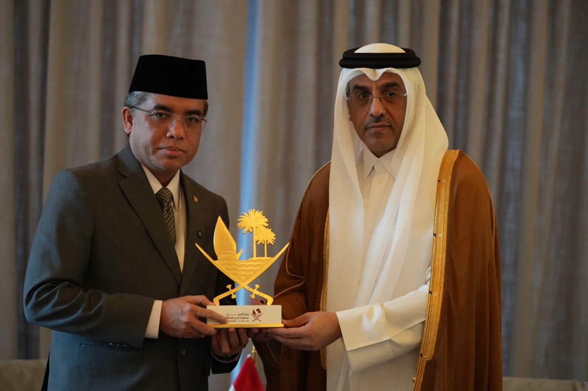 Pemerintah Indonesia di bawah kepemimpinan Presiden Prabowo Subianto dan Wakil Presiden Gibran Rakabuming Raka terus memperluas jejaring kerja sama internasional di bidang ketenagakerjaan. Salah satu langkah strategis dilakukan melalui pertemuan bilateral antara Menteri Ketenagakerjaan (Menaker) Yassierli dan Menteri Tenaga Kerja Qatar Ali bin Saeed bin Samikh Al Marri. (Foto: Dok Kemnaker)