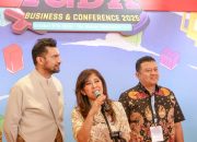 Menkomdigi Meutya Hafid bersama Ketua Asosiasi Game Indonesia (AGI) Shafiq Husein (kiri) dan Dirjen Ekosistem Digital Edwin Hidayat Adullah dalam peluncuran IGRS di IGDX 2025, Kuta, Bali, Sabtu (11/10/2025). (Foto: Bismo Agung/IGID KPM Kemkomdigi)