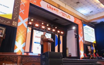 Prof. Dr. Anggito Abimanyu, M.Sc.,Ketua Dewan Komisioner Lembaga Penjamin Simpanan (LPS) saat membuka Literasi Keuangan Indonesia Terdepan (LIKE IT) di Solo, Jawa Tengah, Sabtu (18/10/2025). (Foto: Dok. LPS)