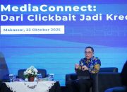 Alexander Sabar dalam paparannya pada diskusi Media Connect: Dari Clickbait Jadi Kredibel di Menara Bosowa, Makassar, Kamis (23/10/2025) malam.. Foto: Amiri Yandi/InfoPublik