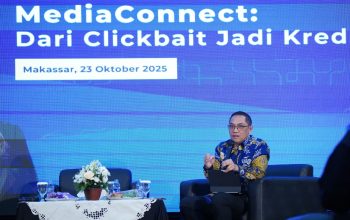 Alexander Sabar dalam paparannya pada diskusi Media Connect: Dari Clickbait Jadi Kredibel di Menara Bosowa, Makassar, Kamis (23/10/2025) malam.. Foto: Amiri Yandi/InfoPublik