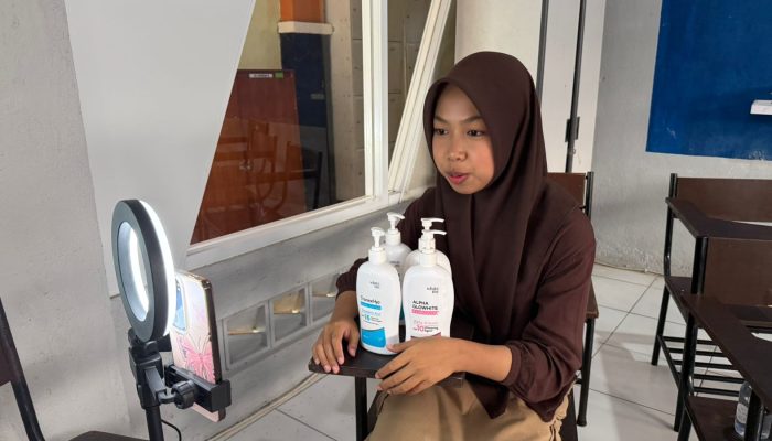 Bukan Simulasi Biasa: 21 Siswa SMK Wikrama Garut Taklukkan Tantangan “Live Streaming Selling” 1 Jam Non-Stop di Akun Pribadi
