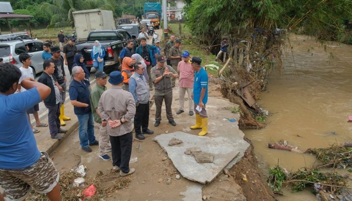 Bupati Eka Putra Fokuskan Pendataan Korban dan Dampak Bencana Tanah Datar