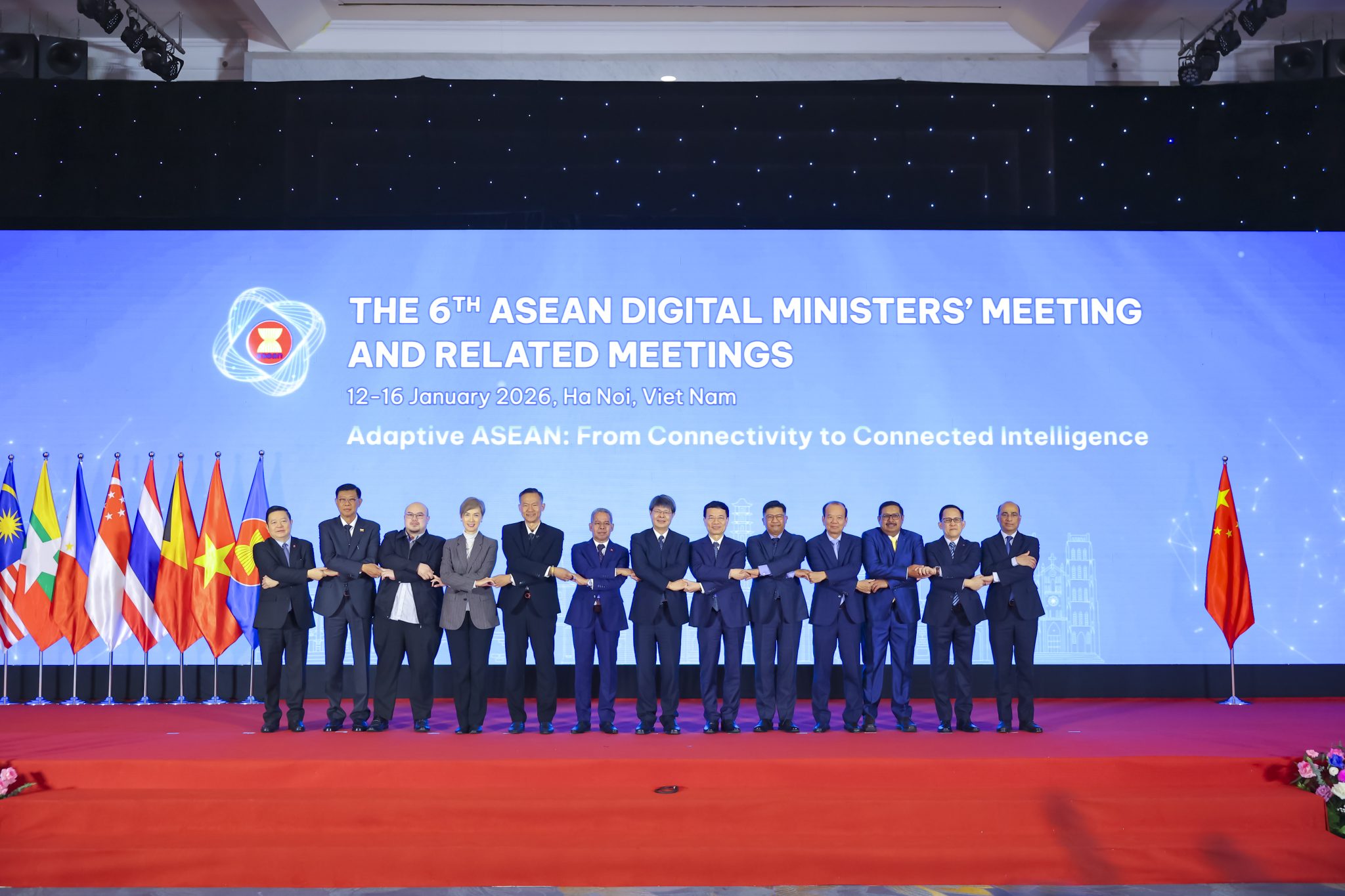 Para delegasi negara berfoto bersama mendukung inisiatif ASEAN Scam Ready pada Pertemuan Menteri Digital ASEAN ke-6.
