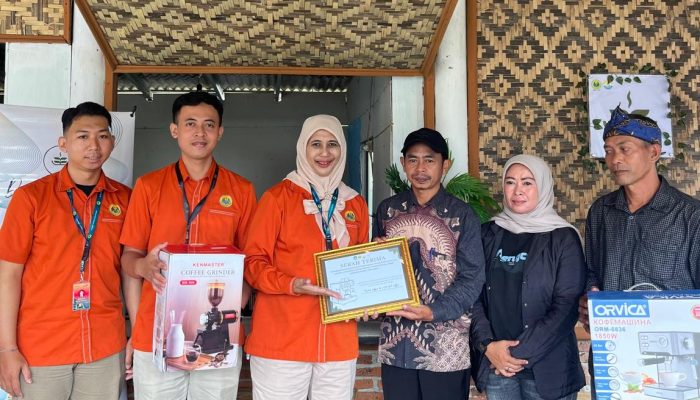PENGEMBANGAN AMENITAS DESA WISATA MELALUI PELATIHAN BARISTA DAN INKUBASI OPERASIONAL COFFEE SHOP BAGI POKDARWIS DESA CISAAT KABUPATEN SUBANG JAWA BARAT 
