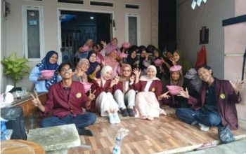 Mahasiswa Untirta Edukasi Budidaya Bayam Hidroponik  Menggunakan Rockwool dan Botol Bekas sebagai Upaya Mendukung  Ketahanan Pangan