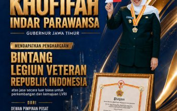 Gubernur Khofifah Terima Bintang LVRI, Dorong Generasi Muda Lanjutkan Perjuangan melalui Bela Negara dan Pengabdian